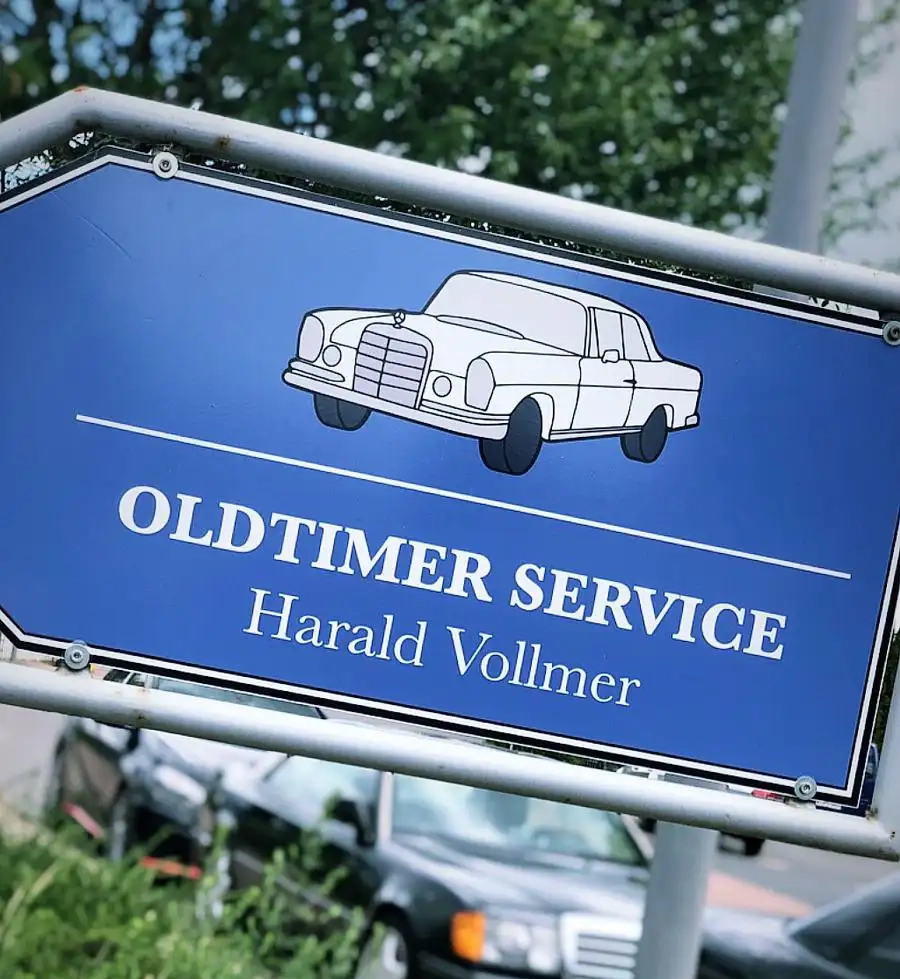 KFZ Mechaniker stellen Mercedes Oldtimer Service Harald Vollmer Harald Vollmer Inhaber von Oldtimer-Service Harald Vollmer